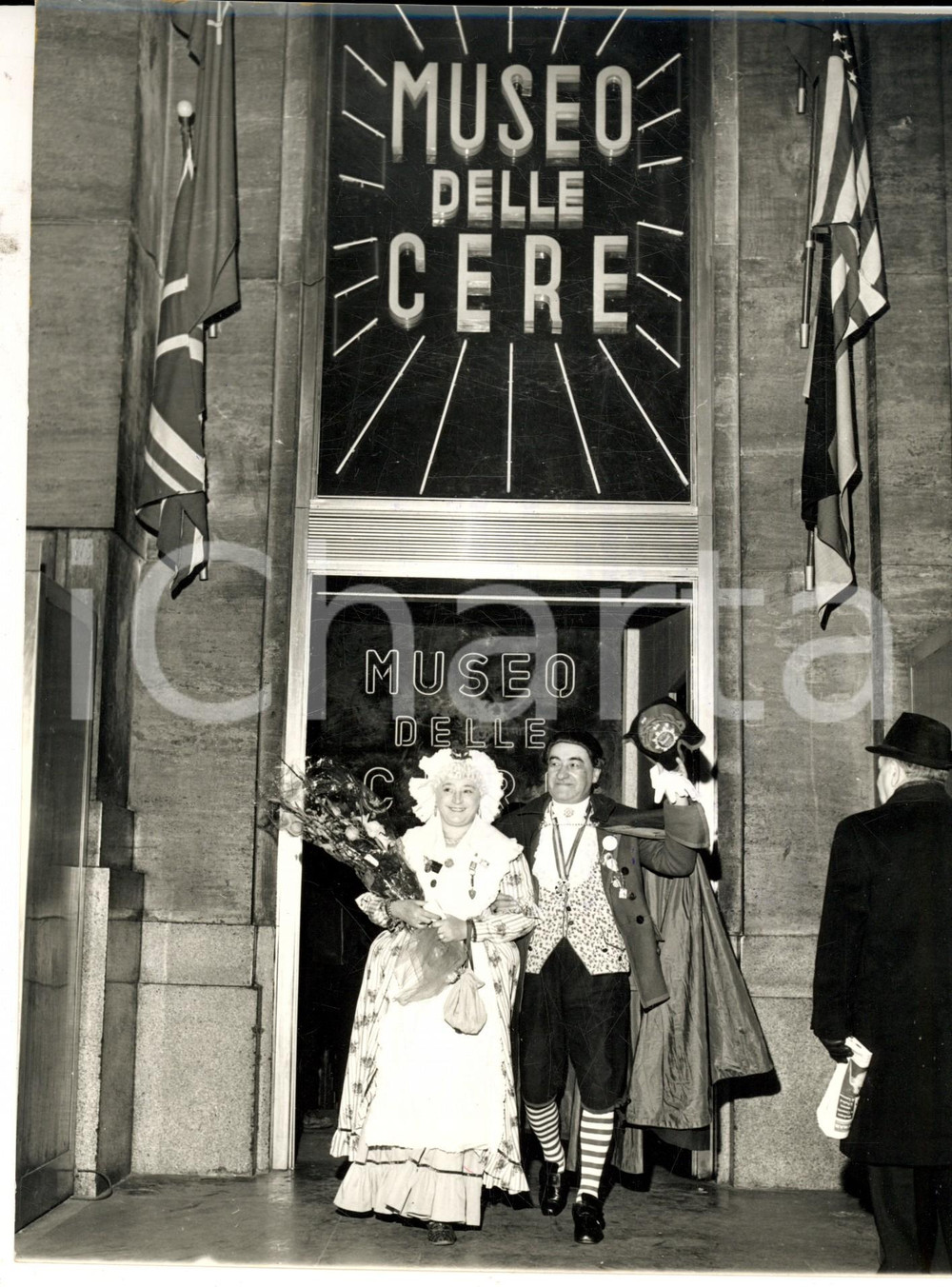 Fotografia d epoca originale 1966 MILANO Le maschere MENEGHINO e CECCA al Museo delle Cere Foto 18x24 cm 1