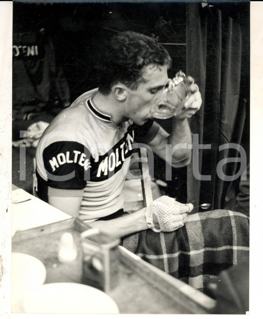 Fotografia d epoca originale 1966 MILANO CICLISMO SEI GIORNI Gianni MOTTA durante una breve pausa Foto 18x24 1