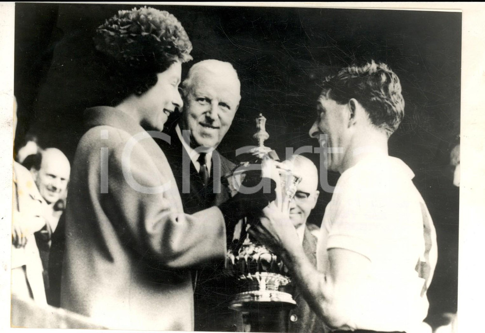 Fotografia d epoca originale 1962 LONDON Regina Elisabetta II premia Danny BLANCHFLOWER del TOTTENHAM Foto 1