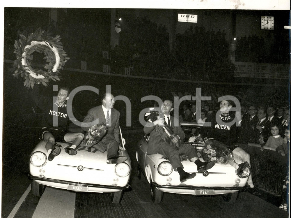 Fotografia d epoca originale 1966 MILANO CICLISMO SEI GIORNI I vincitori Gianni MOTTA e Peter POST Foto 24x18 1