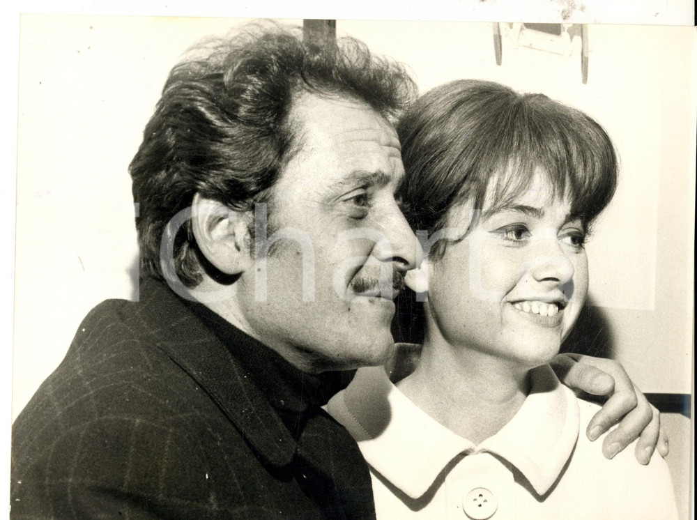 Fotografia d epoca originale 1966 SANREMO FESTIVAL Domenico MODUGNO e Gigliola CINQUETTI Foto 24x18 cm 1