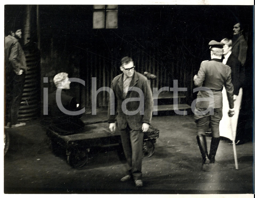 Fotografia d epoca originale 1966 LONDON PHOENIX THEATRE Alec GUINNESS in Incidente a Vichy Foto 24x18 1