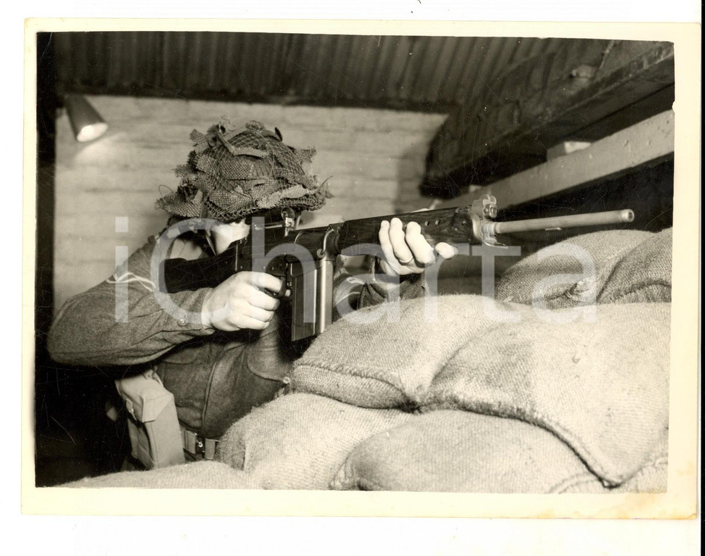Fotografia d epoca originale 1954 LONDON ROYAL FUSILIERS John E. HEYMER showing the new rifle Photo 21x16 cm 1