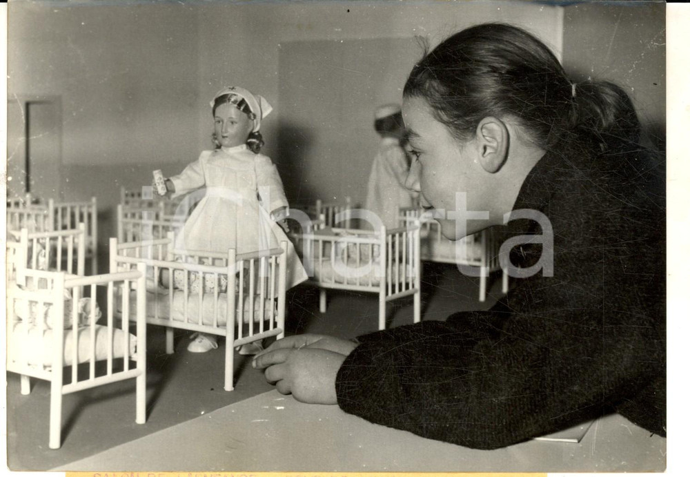 Fotografia d epoca originale 1957 PARIS GRAND PALAIS Une petite fille au Salon de l Enfance Photo 18x13 cm 1