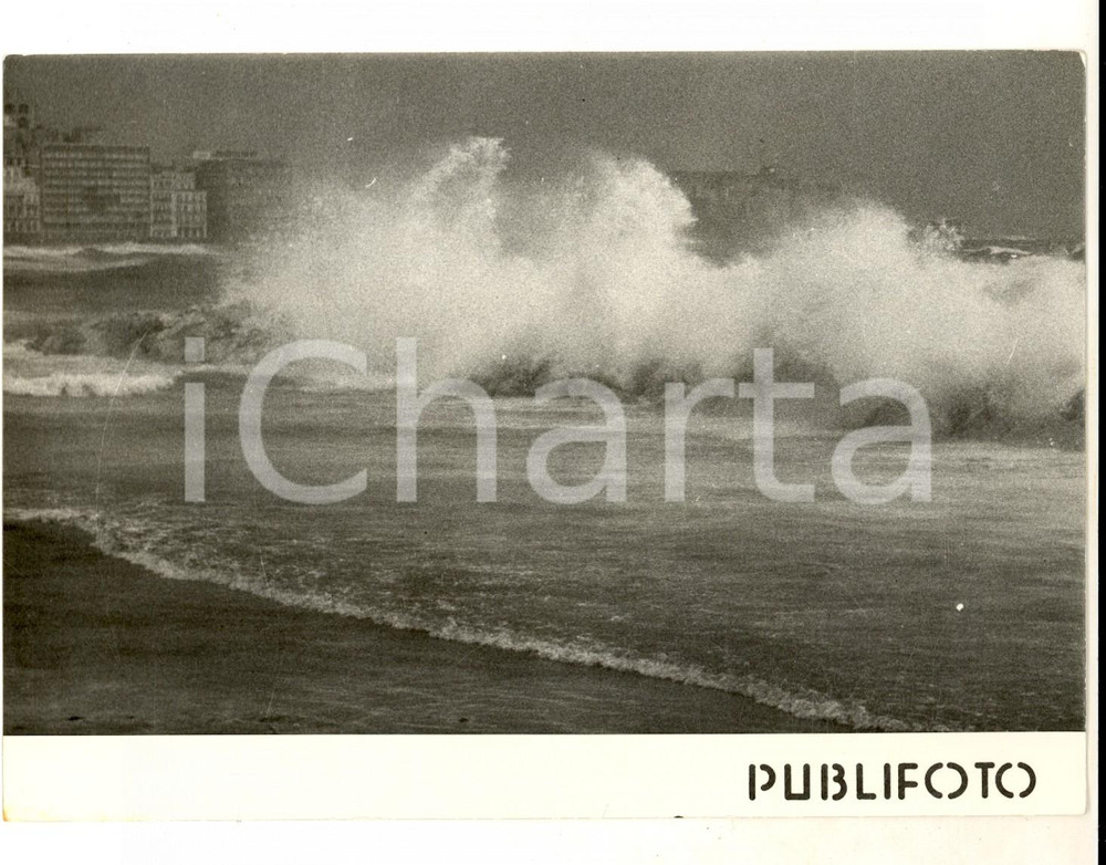 1957 NAPOLI Violenta libecciata che porta le onde sulla via CARACCIOLO *18x14 cm