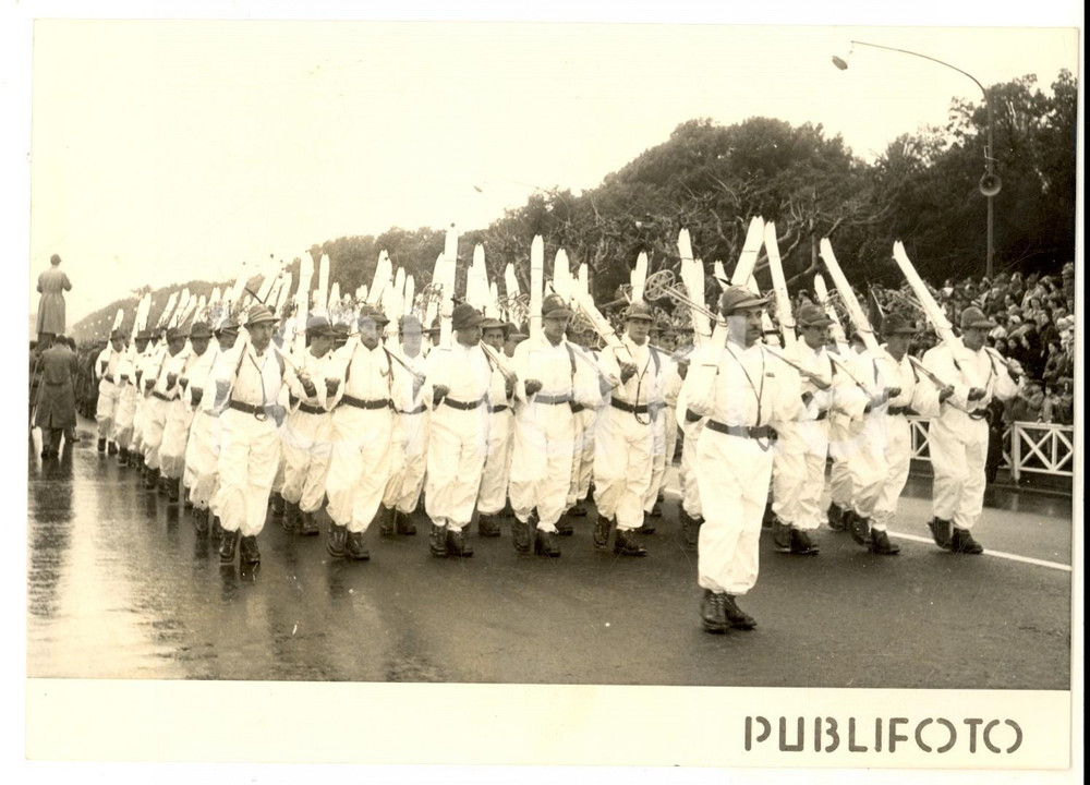 Fotografia d epoca originale 1956 NAPOLI Raduno degli Alpini  La sfilata Fotografia 18x13 cm 1