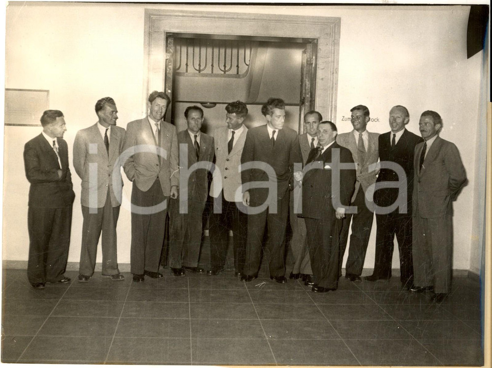 Fotografia d epoca originale 1954 GERMANY Karl HERRLIGKOFFER and his crew for HIMALAYA Photo 20x15 cm 1