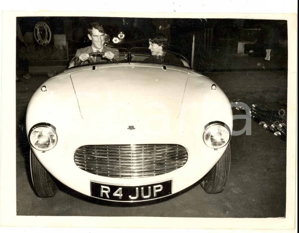 Fotografia d epoca originale 1953 LONDON EARL S COURT MOTOR SHOW Edmund HILLARY and his wife on JOWETT Photo 1