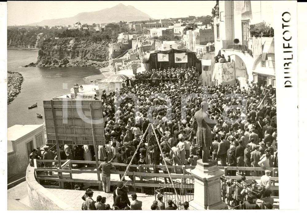 Fotografia d epoca originale 1957 PROCIDA La cerimonia del primo getto d acqua potabile del Serino Foto 18x14 1