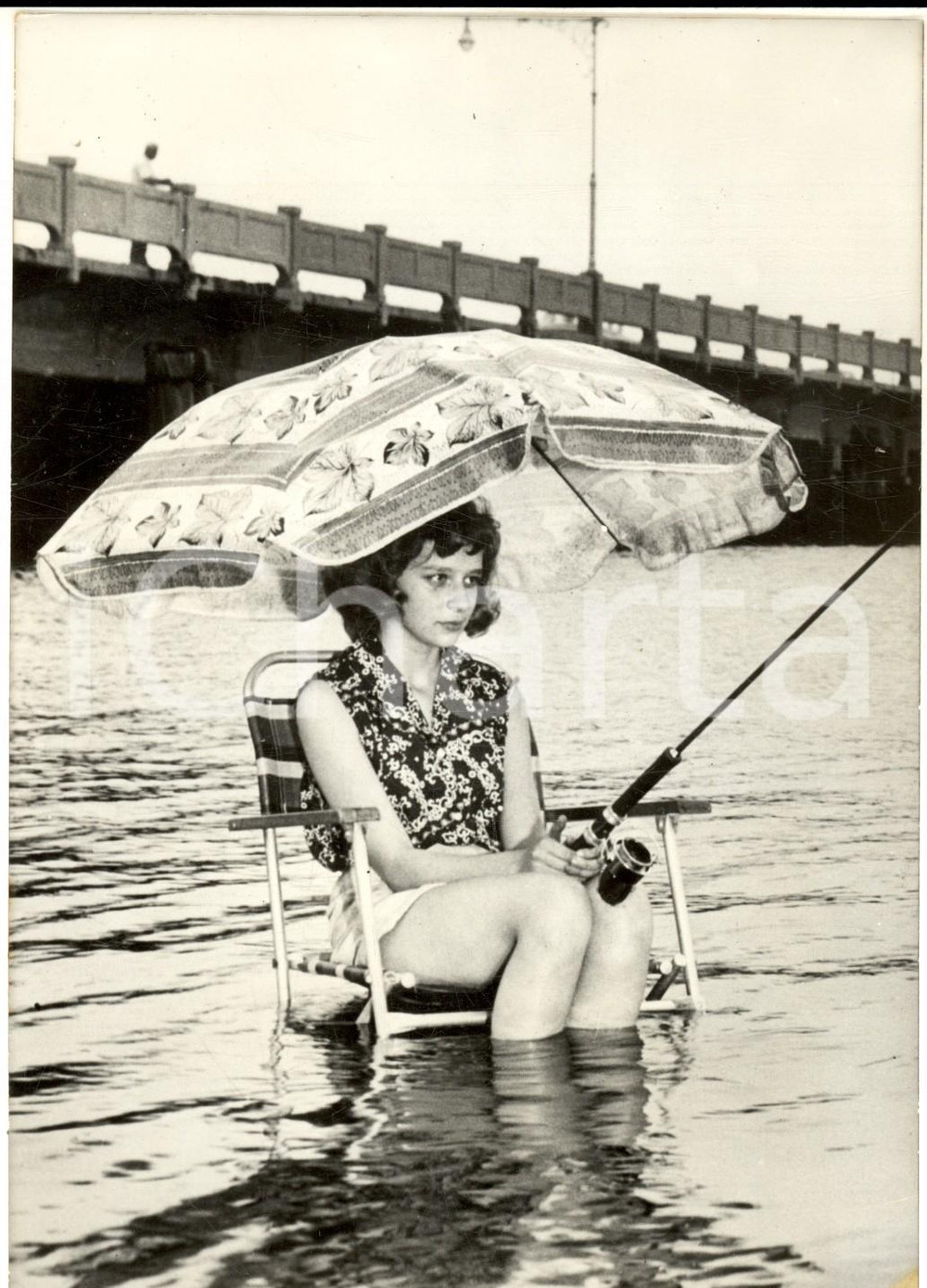 Fotografia d epoca originale 1959 NEW YORK Una giovane pescatrice combatte la canicola Fotografia 13x18 cm 1