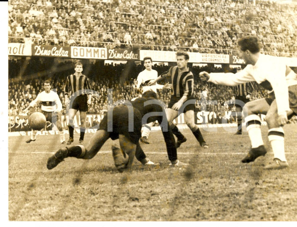 Fotografia d epoca originale 1962 CALCIO SERIE A GENOAINTER ZAGLIO e FERRETTI contro PANTALEONI Foto 18x13 1