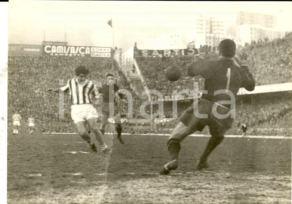 Fotografia d epoca originale 1963 CALCIO SERIE A JUVENTUSGENOA Omar SIVORI tira in porta Foto 18x13 cm 1