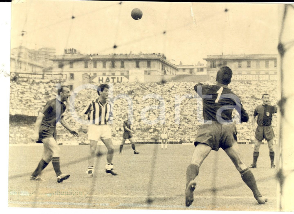 Fotografia d epoca originale 1963 CALCIO SERIE A JUVENTUSGENOA Azione in area Foto DANNEGGIATA 18x13 cm 1