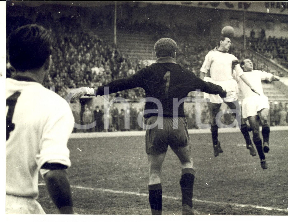 Fotografia d epoca originale 1960 ca CALCIO SERIE A Il GENOA durante un azione in area  Fotografia 18x13 cm 1