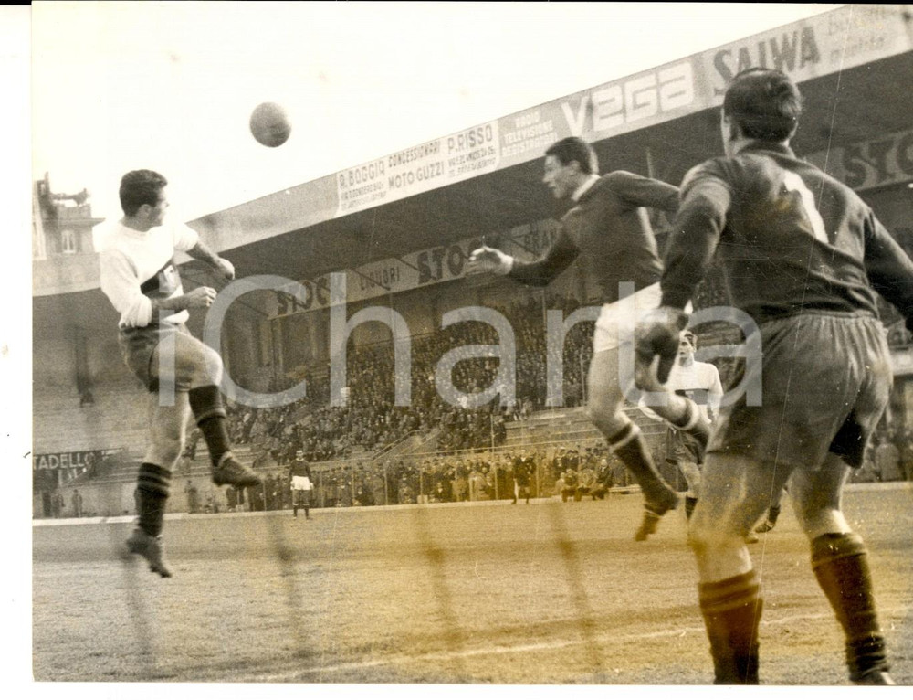 Fotografia d epoca originale 1960 ca CALCIO SERIE A Il GENOA durante un azione in area  Fotografia 18x13 1