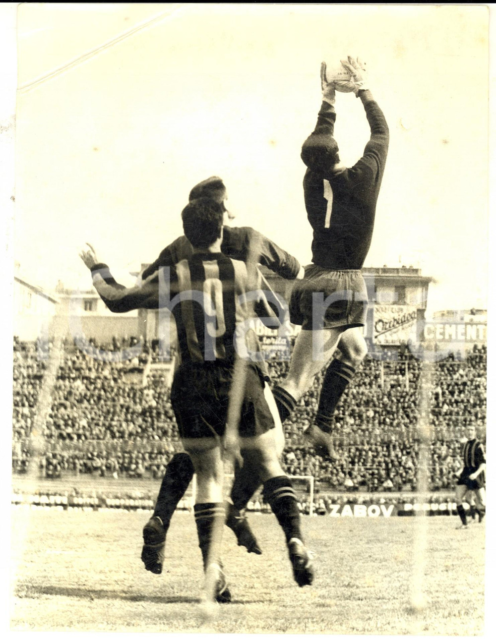 Fotografia d epoca originale 1963 CALCIO SERIE A MILANGENOA Uscita del portiere in area Foto 18x24 cm 1