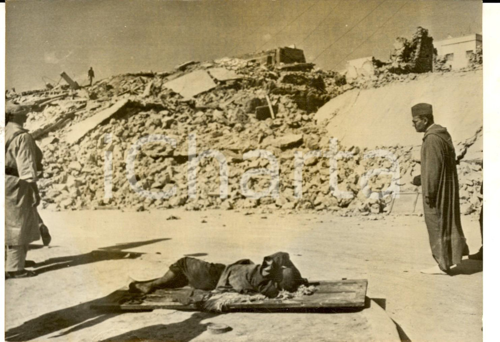 1960 AGADIR (MAROCCO) Re MUHAMMAD V visita la città dopo il terremoto *Foto