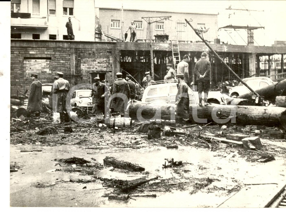 Fotografia d epoca originale 1959 ANCONA Cittadini tra un mare di fango dopo un violento nubifragio Foto 1