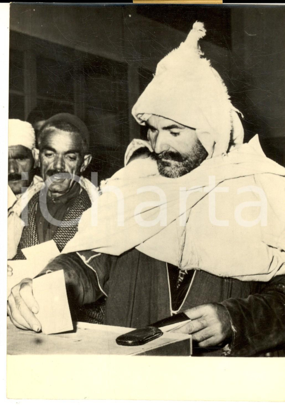 Fotografia d epoca originale 1958 DJEMMAA SAHARIDI ALGERIE Musulmans dans un bureau de vote Photo 14x18 1