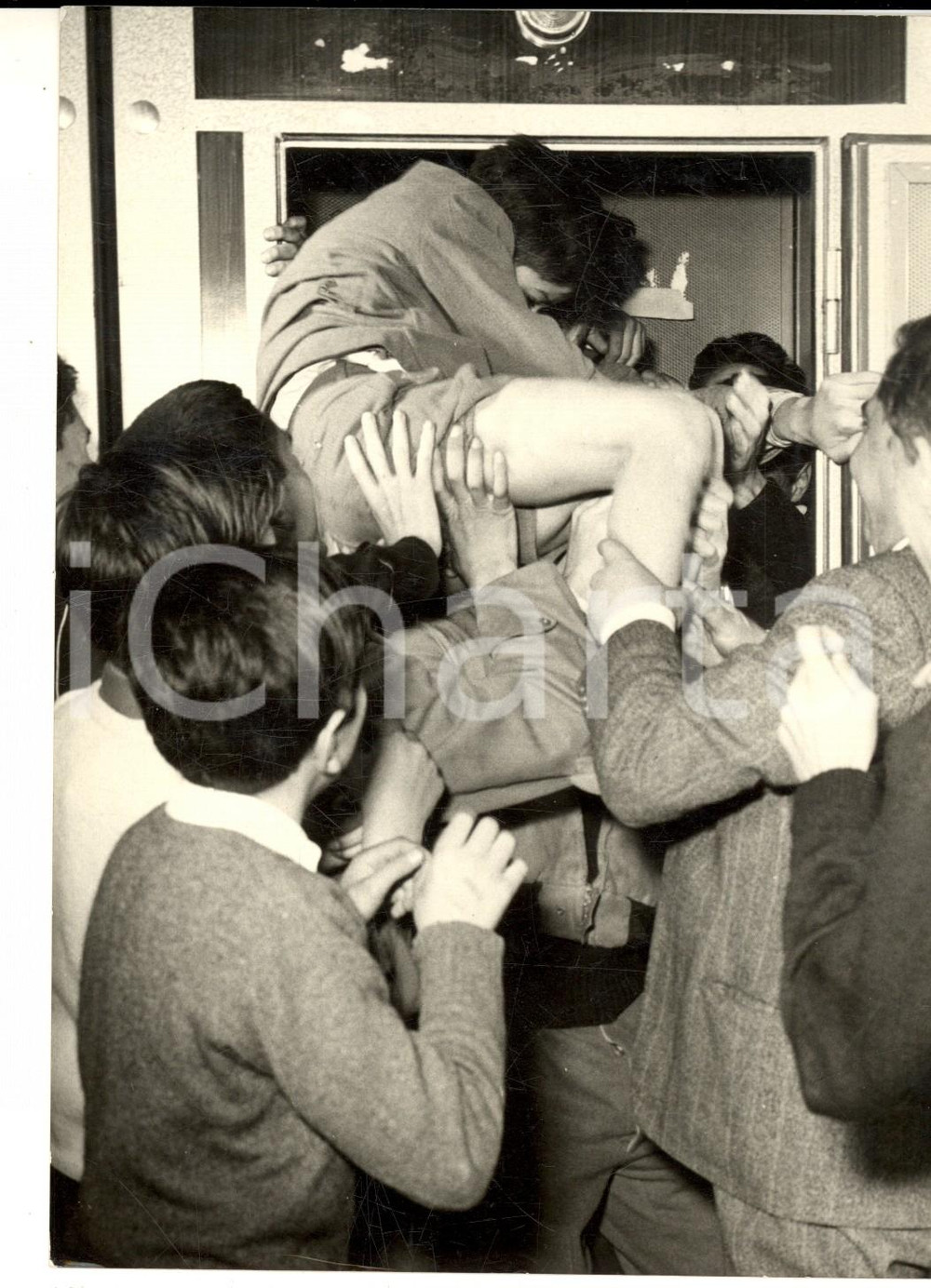 Fotografia d epoca originale 1959 ROMA Record 34 giovani dentro una cabina telefonica Foto 13x18 cm 1