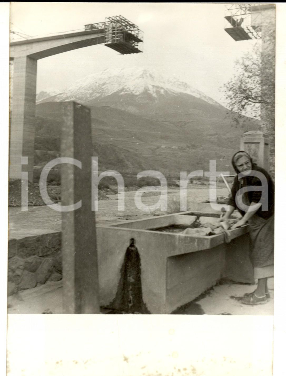 Fotografia d epoca originale 1959 PONT DE SAVINES Vieille femme prÃ¨s du barrage avant l inauguration Photo 1