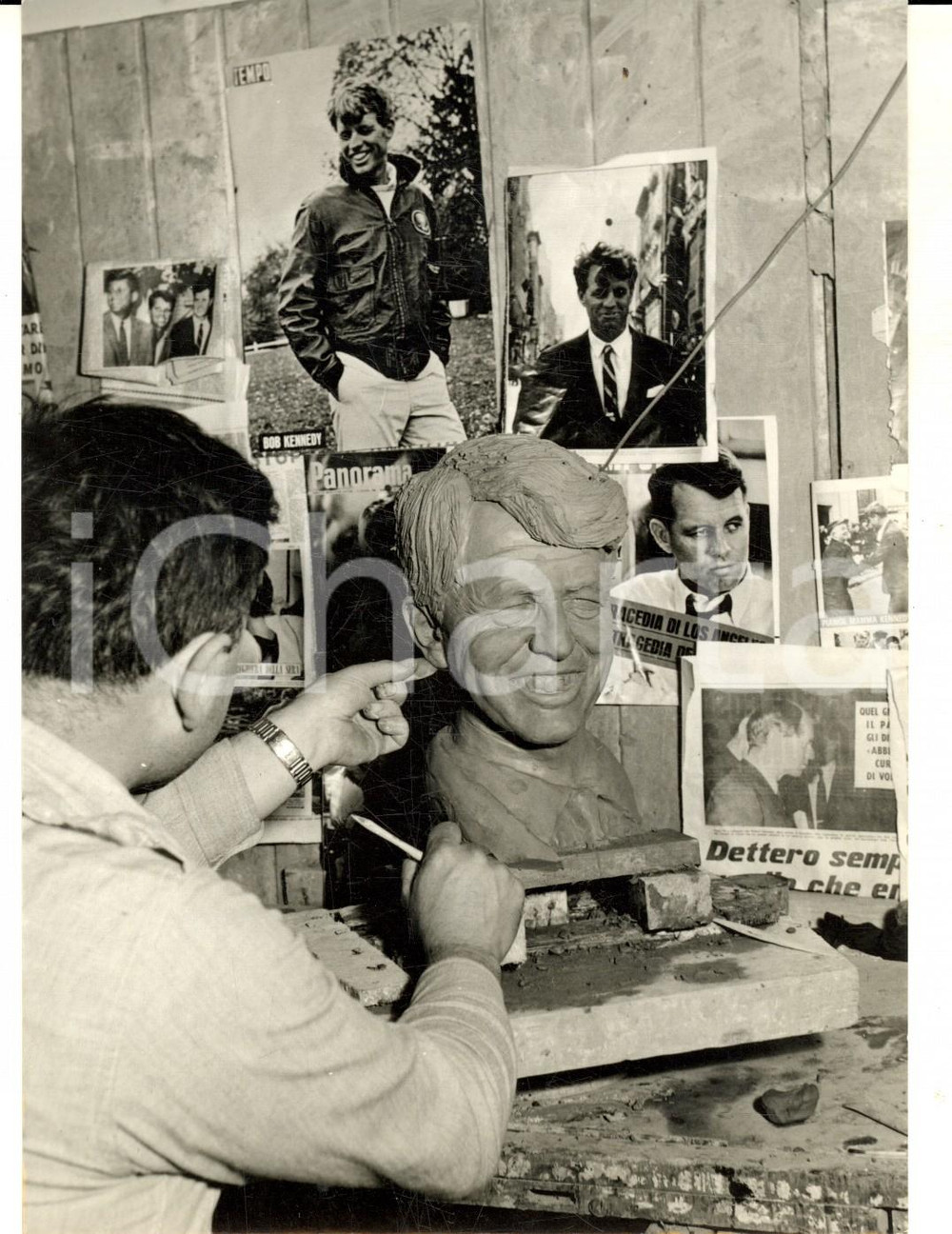 Fotografia d epoca originale 1968 MILANO Lo scultore Mario MORETTI termina il busto di Robert KENNEDY Foto 1