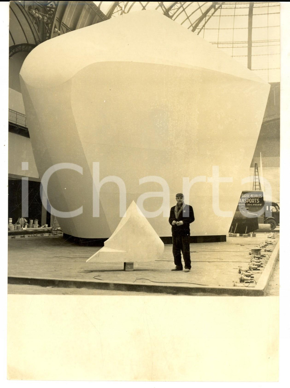 Fotografia d epoca originale 1963 PARIS Sculpteur Emile GILIOLI avec son Ã©crin pour PRESTIGE DE L OR Photo 1