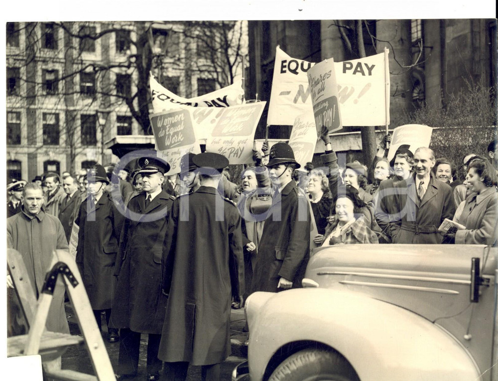 Fotografia d epoca originale 1954 LONDON Supporters of equal pay for woman waiting for the Chancellor Photo 1