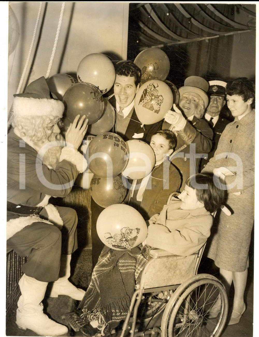 Fotografia d epoca originale 1958 LONDON SELFRIDGE S Invalid children pay a visit to Father Christmas Photo 1