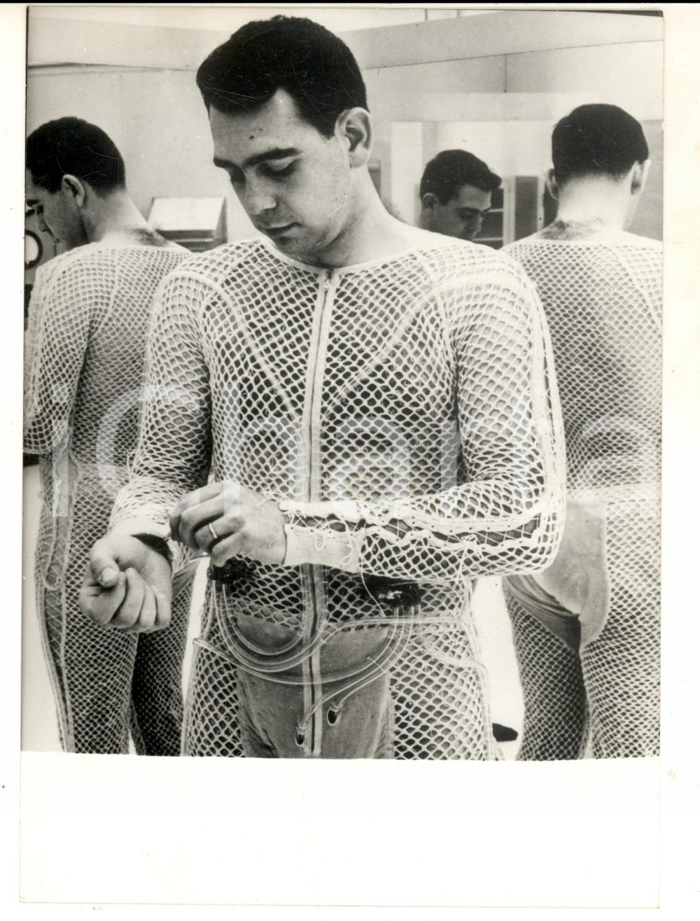 Fotografia d epoca originale 1964 HAMILTON USA Una maglia spaziale con acqua corrente Foto 14x18 cm 1