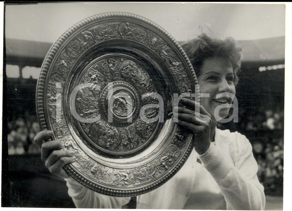 Fotografia d epoca originale 1964 TENNIS WIMBLEDON Champion Maria BUENO with her trophy Photo 18x13 1