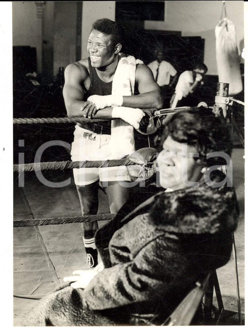 Fotografia d epoca originale 1967 USA BOXE Il pugile Emile GRIFFITH allenato da sua madre Fotografia 13x18 1