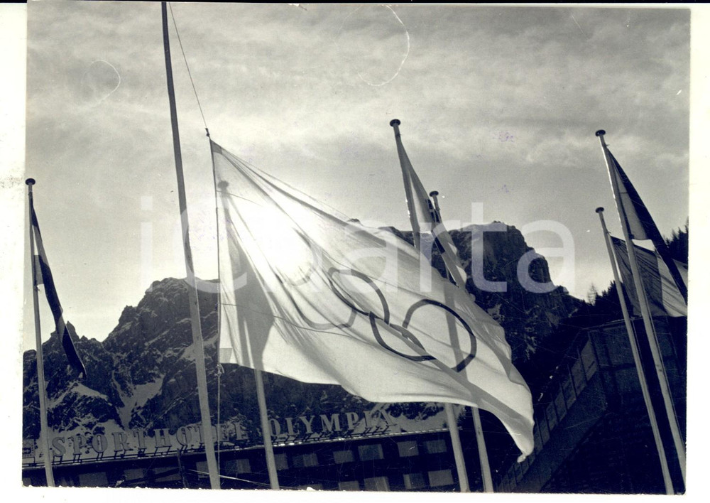 Fotografia d epoca originale 1964 INNSBRUCK OLIMPIADI La bandiera con i cerchi all inaugurazione Foto 1