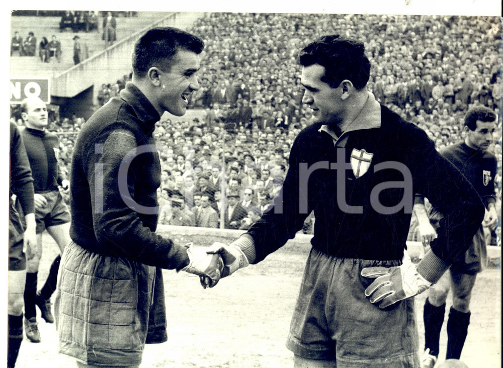 Fotografia d epoca originale 1959 CALCIO SERIE A GENOA Renato GANDOLFI con il portiere avversario Foto 24x18 1
