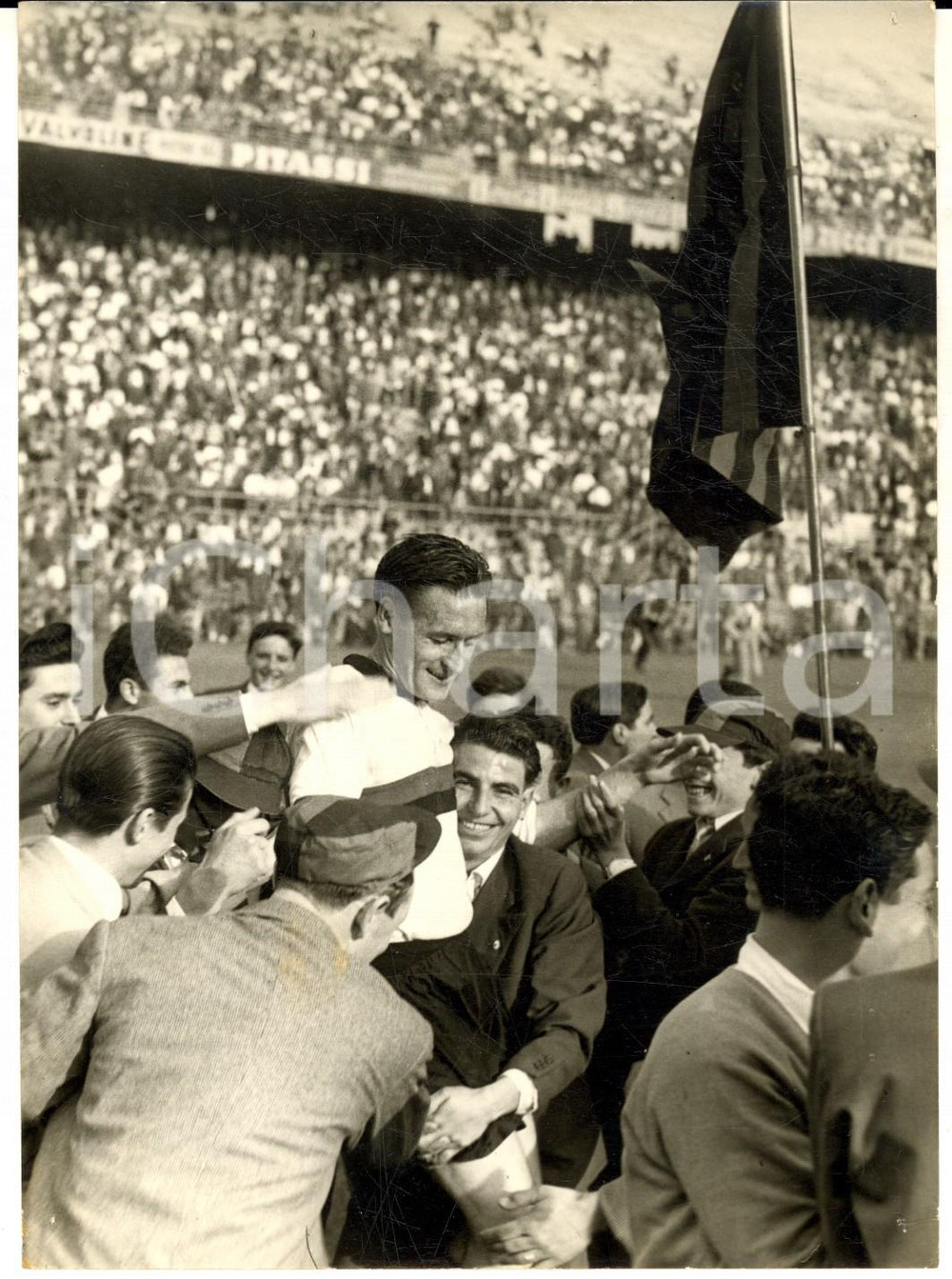 Fotografia d epoca originale 1957 CALCIO MILAN Folla festeggia la vittoria del campionato Foto 13x18 cm 1