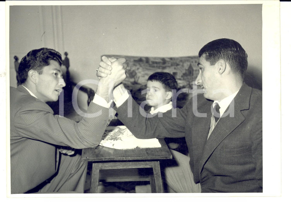 Fotografia d epoca originale 1957 CALCIO FIORENTINA Braccio di ferro tra Silvio PARODI e JULINHO Foto 18x13 1