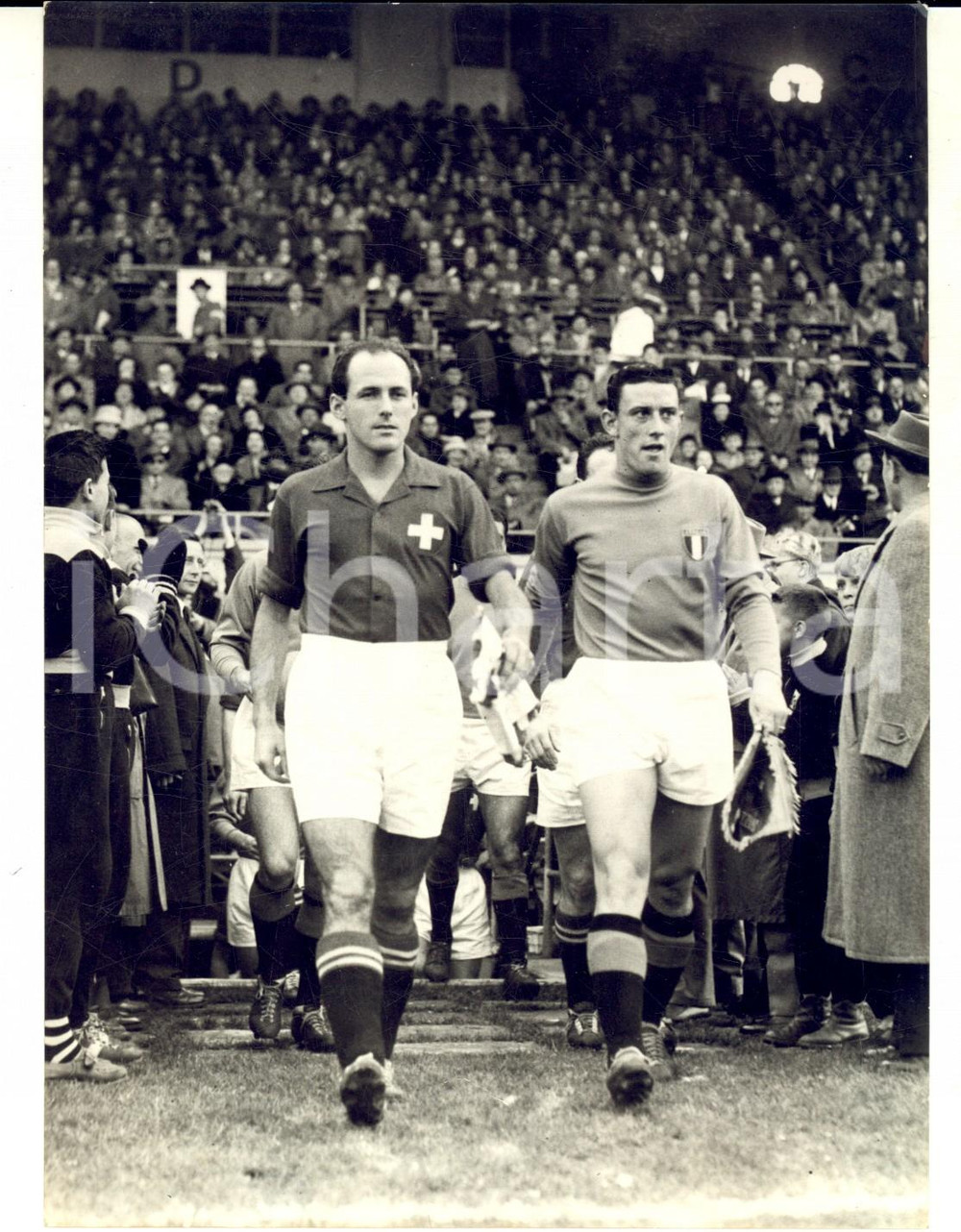 Fotografia d epoca originale 1956 CALCIO BERNA Nazionale ITALIASVIZZERA Ingresso capitani BALLAMAN e MAGNINI 1