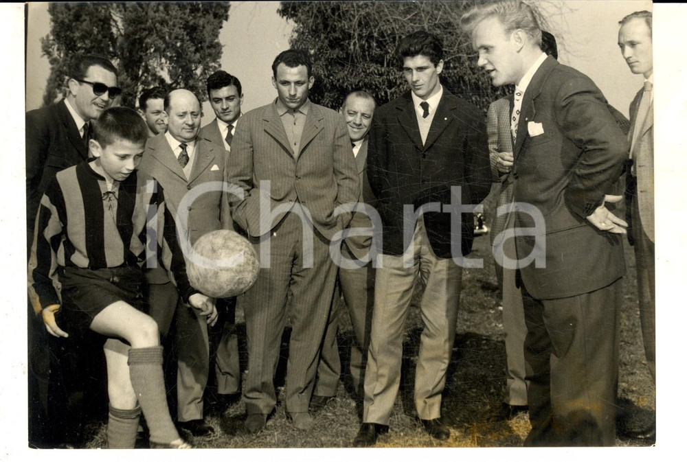 Fotografia d epoca originale 1957 INVERIGO Beneficenza calciatori INTER a Istituto Mutilatini di DON GNOCCHI 1