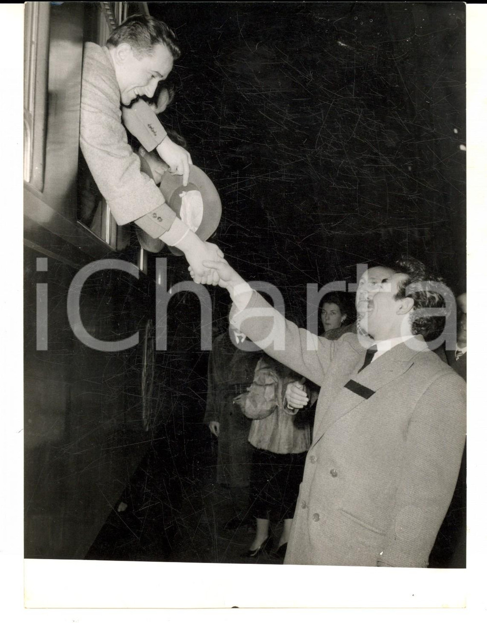 Fotografia d epoca originale 1954 MILANO Benito LORENZI squalificato saluta i compagni dell INTER in partenza 1