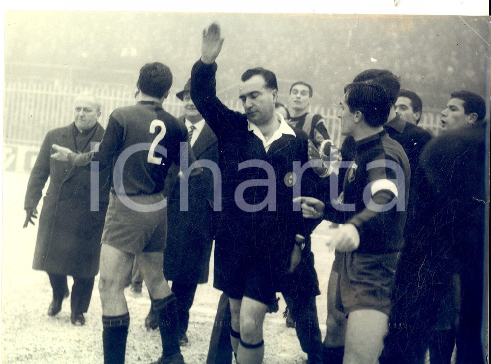 Fotografia d epoca originale 1959 CALCIO SERIE A INTERGENOA Arbitro DE AGOSTINI sospende la partita Foto 1