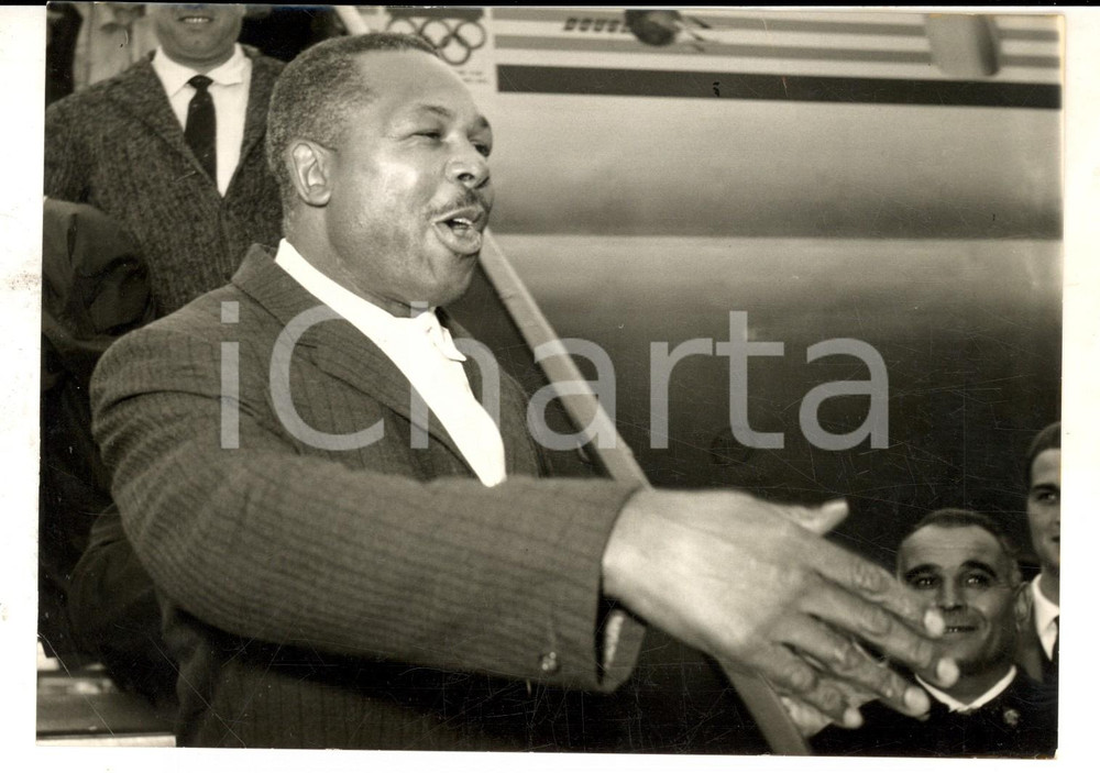Fotografia d epoca originale 1960 ROMA BOXE Archie MOORE arriva per l incontro con Giulio RINALDI Foto 18x13 1