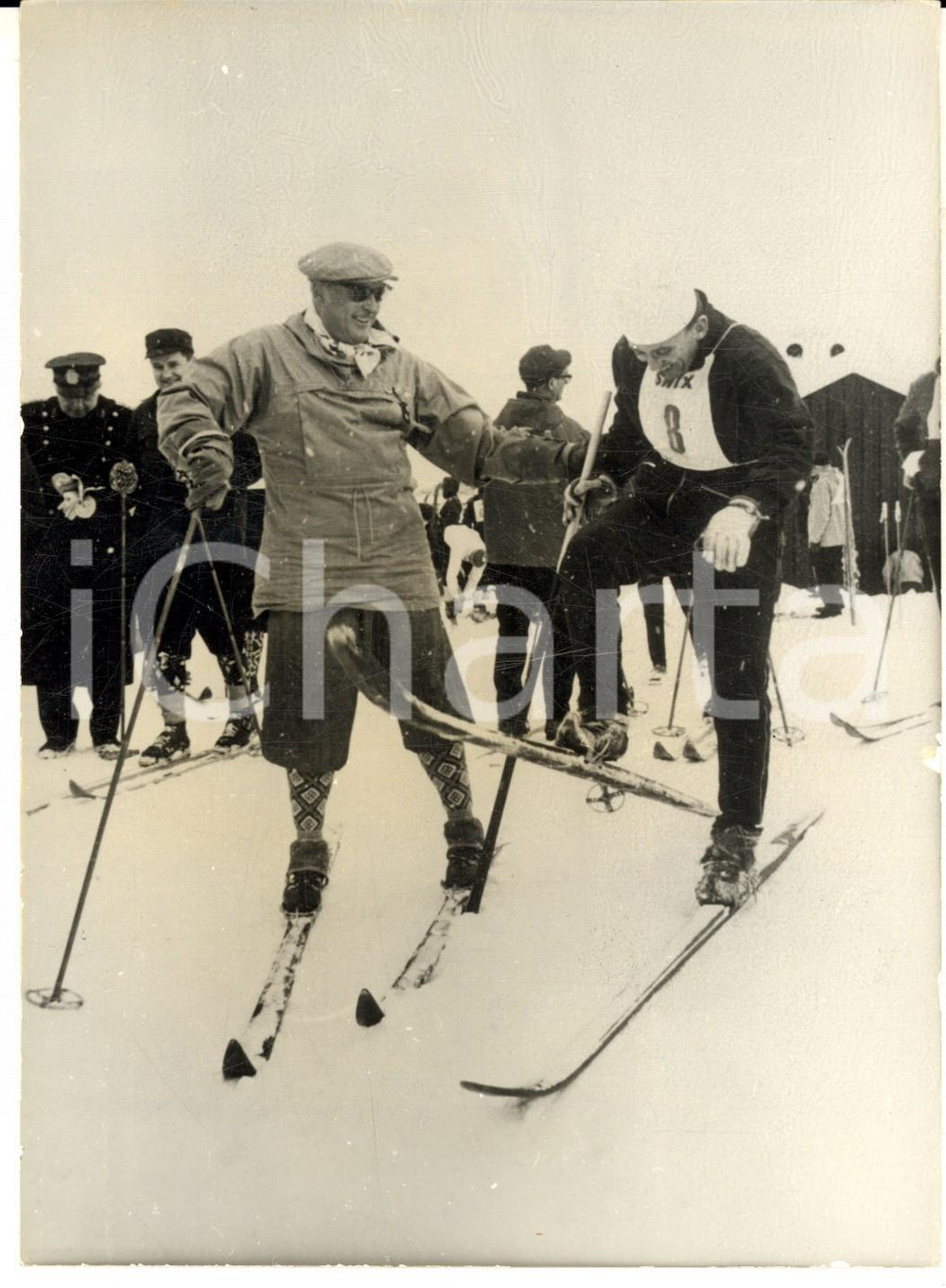 Fotografia d epoca originale 1964 NORVEGIA OLIMPIADI INVERNALI Re Olav V con il campione Alv STORELVMO Foto 1