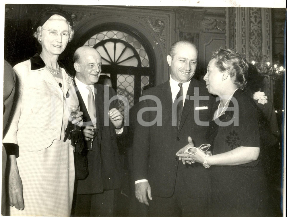 Fotografia d epoca originale 1955 ca MILANO Pilota Juan Manuel FANGIO a un ricevimento Fotografia 24x18 cm 1