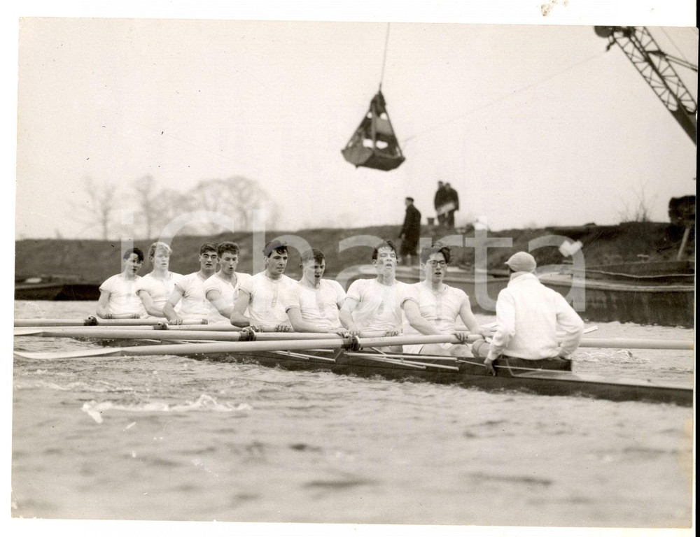 Fotografia d epoca originale 1959 ELY University Boat Race  The CAMBRIDGE crew training at River OUSE Photo 1