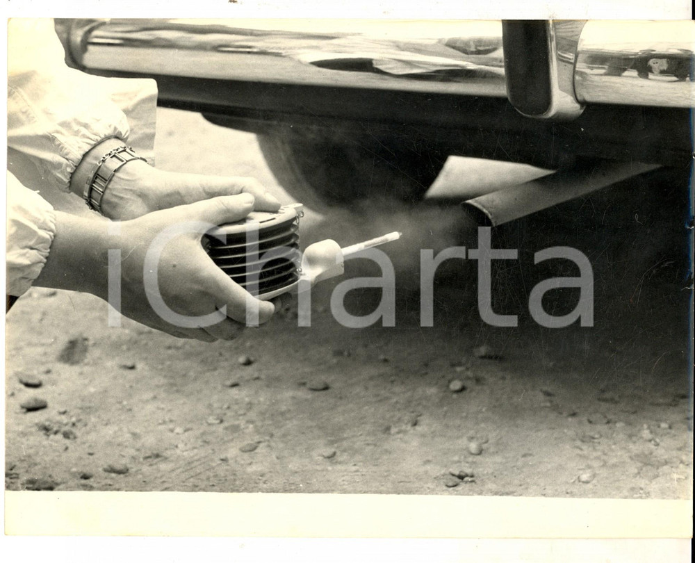 Fotografia d epoca originale 1960 ca MILANO INQUINAMENTO Misurazione gas di scarico delle auto Foto 24x18 1