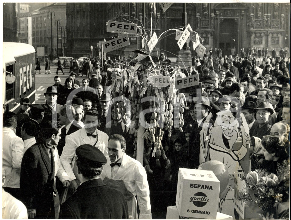 Fotografia d epoca originale 1966 MILANO Piazza DUOMO regali per la Befana del vigile Fotografia 24x18 cm 1
