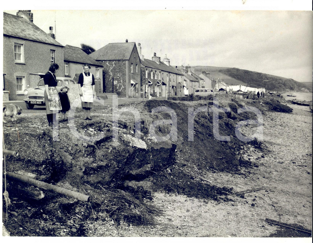 Fotografia d epoca originale 1960 BEESANDS UK Village waits in fear as the sea approaches Photo 20x16 cm 1