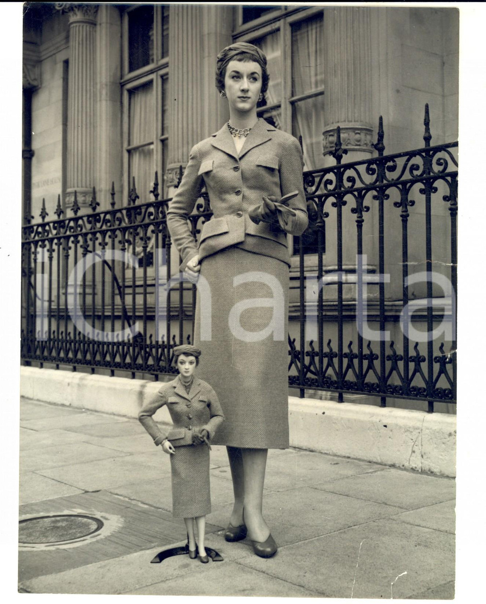 Fotografia d epoca originale 1954 LONDON PARK LANE A miniature mannequin for DOLLS THROUGH THE AGES Photo 1