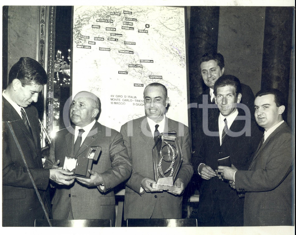 Fotografia d epoca originale 1966 MILANO CICLISMO Premiazione Vittorio ADORNI e Felice GIMONDI DANNEGGIATA 1