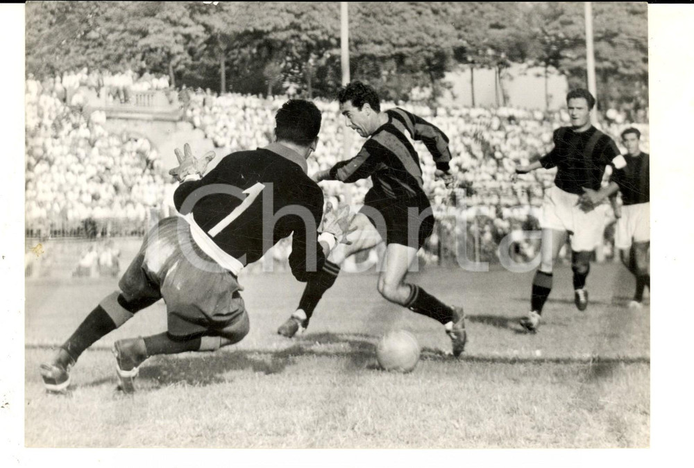 Fotografia d epoca originale 1954 CALCIO SERIE A MILANINTER Azione di Benito LORENZI Foto 18x13 cm 1